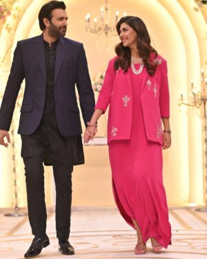 Sunita Marshall Instagram - Isn’t there something about fuchsia pink 
👗 @rozinamunibofficial 

Jewellery @sana_nouman_jewels