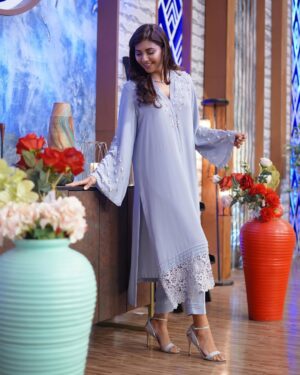 Sunita Marshall Instagram - Wearing one of my favourite designer @timma.khan @timmas_pakistan 🩵 

Jewellery by @sana_nouman_jewels