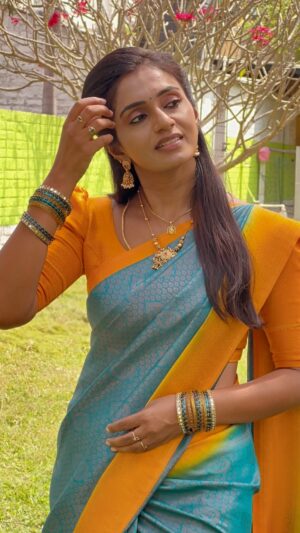 Sunitha Srinivasan Instagram - Feel the BGM……

#sunithasrinivasan #trending #reel #explore #viwes #fyp #viral #fypシ #zeetamil #anna #rathna