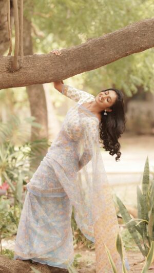 Sunitha Srinivasan Instagram - Artist - @sunitha_official
Costumes - @kaarigai.sarees
Photographer - @camerasenthil
Makeup - @beatyourface_artistry
Hair - @_miss.blender_
Shoot Organized by @rrajeshananda

{Sunitha Srinivasan,instareels ,zeethamil, Vijai television, trending, songs, fyp, explore}