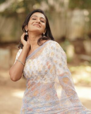 Sunitha Srinivasan Instagram - 🦋🦋🦋
Artist - @sunitha_official
Costumes - @kaarigai.sarees
Photographer - @camerasenthil
Makeup - @beatyourface_artistry
Hair - @_miss.blender_
Shoot Organized by @rrajeshananda
#sunitharinivasan #sareelover #picoftheday