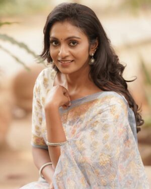 Sunitha Srinivasan Instagram - 🦋🦋🦋
Artist - @sunitha_official
Costumes - @kaarigai.sarees
Photographer - @camerasenthil
Makeup - @beatyourface_artistry
Hair - @_miss.blender_
Shoot Organized by @rrajeshananda
#sunitharinivasan #sareelover #picoftheday