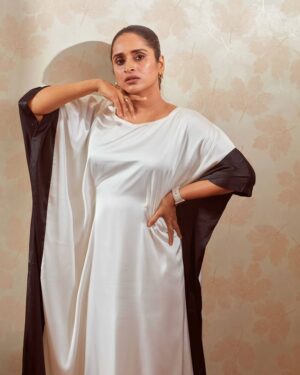 Surabhi Lakshmi Instagram - 🤍🖤🤍🖤

Photography @arun_payyadimeethal

Costume @resha_by_rehana_shana

Make-up &hair @amal_ajithkumar 

#kafthan #surabhilakkshmi #Hanumankind #runitup