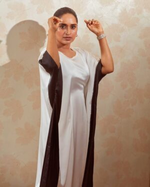 Surabhi Lakshmi Instagram - 🤍🖤🤍🖤

Photography @arun_payyadimeethal

Costume @resha_by_rehana_shana

Make-up &hair @amal_ajithkumar 

#kafthan #surabhilakkshmi #Hanumankind #runitup
