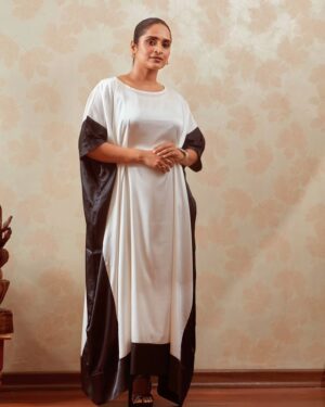 Surabhi Lakshmi Instagram - 🤍🖤🤍🖤

Photography @arun_payyadimeethal

Costume @resha_by_rehana_shana

Make-up &hair @amal_ajithkumar 

#kafthan #surabhilakkshmi #Hanumankind #runitup