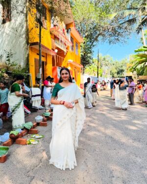 Surabhi Santosh Instagram - May Devi bless us all with good health and prosperity ✨
Attukal Amme namosthuthey🙏🏼
#AttukalPongala2025