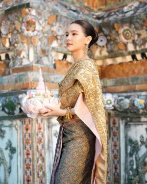 Sushar Manaying Instagram - ชุดไทย 4 ปี 1 ครั้ง 😝🙏🏻 happy Loy kratong day ka 😉💕 @vanuscouture_official