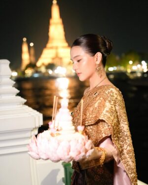 Sushar Manaying Instagram - ชุดไทย 4 ปี 1 ครั้ง 😝🙏🏻 happy Loy kratong day ka 😉💕 @vanuscouture_official