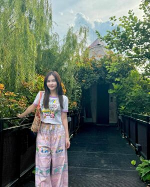 Sushar Manaying Instagram - Find a beautiful place inside the nature and refresh yourself over there. 🌳 
 🌳 โชคดีมากๆเลยวันนี้ได้มาเที่ยวบ้านต้นไม้ที่ @thannwellnessdestination ไม่ได้รู้สึกว่าตัวเองใกล้ธรรมชาติมากขนาดนี้มานานแล้ว คือสวยตรึงใจมากๆ ประทับใจกิจกรรมทุกอย่างที่นี่เลยค่า ทั้ง นวดสปา ทั้งออนเซน ขี่จักรยานน้ำ ไปดูฟาร์มผัก ฟาร์มไข่ไก่ออแกนิค อาหารอร่อยมากที่สุด ที่สำคัญรู้สึกถึงความใส่ใจของพนักงานทุกคนทุกตำแหน่งเลยค่ะ ชอบมากๆๆแบบบรรยายไม่หมดค่าาา กลับมาอีกแน่นอน 🥰 ขอบคุณพี่โอ๋ที่พามาท่องเที่ยวที่ๆแสนพิเศษแบบนี้นะค้า ออมมีความสุขมากๆเลยค่า 🫶🏻🙏🏻 
@Thannwellnessdestination  #Thannwellnessdestination #บ้านต้นไม้ #TreehouseThannAyutthaya