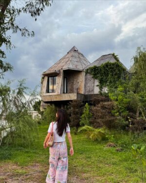 Sushar Manaying Instagram - Find a beautiful place inside the nature and refresh yourself over there. 🌳 
 🌳 โชคดีมากๆเลยวันนี้ได้มาเที่ยวบ้านต้นไม้ที่ @thannwellnessdestination ไม่ได้รู้สึกว่าตัวเองใกล้ธรรมชาติมากขนาดนี้มานานแล้ว คือสวยตรึงใจมากๆ ประทับใจกิจกรรมทุกอย่างที่นี่เลยค่า ทั้ง นวดสปา ทั้งออนเซน ขี่จักรยานน้ำ ไปดูฟาร์มผัก ฟาร์มไข่ไก่ออแกนิค อาหารอร่อยมากที่สุด ที่สำคัญรู้สึกถึงความใส่ใจของพนักงานทุกคนทุกตำแหน่งเลยค่ะ ชอบมากๆๆแบบบรรยายไม่หมดค่าาา กลับมาอีกแน่นอน 🥰 ขอบคุณพี่โอ๋ที่พามาท่องเที่ยวที่ๆแสนพิเศษแบบนี้นะค้า ออมมีความสุขมากๆเลยค่า 🫶🏻🙏🏻 
@Thannwellnessdestination  #Thannwellnessdestination #บ้านต้นไม้ #TreehouseThannAyutthaya