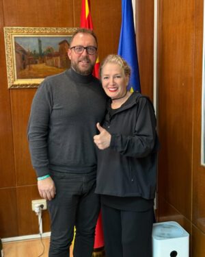 Suzan Kardeş Instagram - Bende hayaller şelale ve Makedonyada Kültür Bakanı @zoran_ljutkov ile görüştük. Görüşmemiz çok samimi ve sıcak geçti. Umudum arttı, Makedonya  hayalime az kaldı. Bu yılki Hıdırellezime daver ettik, teşrif edecekler. Buda benim çabalarımın boşa gitmediğini  @unesco imzaladığı Somut olmayan geleneğin artık tek temsilcisi olma yolundayım. Ve bu beni çok gururlandırıyor.Seneye umarım tüm Makedonya’da şahane bir Hıdırellez yaşayacağız. 💐💃🍀💋🧿⭐️👏🤲🌺🌸 @unwomenturkiye @undpturkiye @unitednationsturkey @ankarasokum @tckulturturizm @bkmonline @bkmsahne @uniqistanbul @istanbulbuyuksehirbld @ibb_kultur @yusufeminii @razakiletisimenajerlik @suzaninhidirellezfestivali @nebahatrusid @mhr_polat @ocaloguz1 #üsküp #makedonija #hıdırellez #festival #bahçe #bahar #aşk #bereket #sağlık #güzel #mutluluk