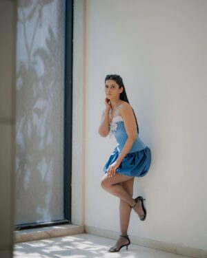Swarda Thigale Instagram - Gratitude is my word for 2025 !!! Grateful for everyone who has been a part of my journey till date. I am Beautifully Imperfect and thanks you letting me grow like one. 
 Special thanks to @manishakolge_makeup_artist for making me look this Beautiful and letting my inner glow shine…you know you’ve done something good is that when people like her show up for you when you need them and i’m more than grateful to have her and @apurvanemlekarofficial 🥰 

For this beautiful outfit and my bag this needs a separate post which my mother @neetathigale has designed and made for me…yesss my mom has stitched this beautiful rhinestone purse for Star Pravah Parivar Puraskar 🥰 

Thank you @star_pravah for Sarvotkrushta Patni Puraskar…🙌🏻♥️