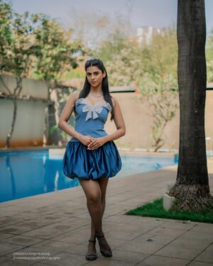 Swarda Thigale Instagram - Gratitude is my word for 2025 !!! Grateful for everyone who has been a part of my journey till date. I am Beautifully Imperfect and thanks you letting me grow like one. 
 Special thanks to @manishakolge_makeup_artist for making me look this Beautiful and letting my inner glow shine…you know you’ve done something good is that when people like her show up for you when you need them and i’m more than grateful to have her and @apurvanemlekarofficial 🥰 

For this beautiful outfit and my bag this needs a separate post which my mother @neetathigale has designed and made for me…yesss my mom has stitched this beautiful rhinestone purse for Star Pravah Parivar Puraskar 🥰 

Thank you @star_pravah for Sarvotkrushta Patni Puraskar…🙌🏻♥️