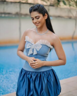 Swarda Thigale Instagram - Gratitude is my word for 2025 !!! Grateful for everyone who has been a part of my journey till date. I am Beautifully Imperfect and thanks you letting me grow like one. 
 Special thanks to @manishakolge_makeup_artist for making me look this Beautiful and letting my inner glow shine…you know you’ve done something good is that when people like her show up for you when you need them and i’m more than grateful to have her and @apurvanemlekarofficial 🥰 

For this beautiful outfit and my bag this needs a separate post which my mother @neetathigale has designed and made for me…yesss my mom has stitched this beautiful rhinestone purse for Star Pravah Parivar Puraskar 🥰 

Thank you @star_pravah for Sarvotkrushta Patni Puraskar…🙌🏻♥️