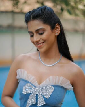 Swarda Thigale Instagram - Gratitude is my word for 2025 !!! Grateful for everyone who has been a part of my journey till date. I am Beautifully Imperfect and thanks you letting me grow like one. 
 Special thanks to @manishakolge_makeup_artist for making me look this Beautiful and letting my inner glow shine…you know you’ve done something good is that when people like her show up for you when you need them and i’m more than grateful to have her and @apurvanemlekarofficial 🥰 

For this beautiful outfit and my bag this needs a separate post which my mother @neetathigale has designed and made for me…yesss my mom has stitched this beautiful rhinestone purse for Star Pravah Parivar Puraskar 🥰 

Thank you @star_pravah for Sarvotkrushta Patni Puraskar…🙌🏻♥️