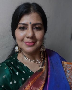 Swarnamalya Instagram - These pictures are to share the joy of wearing a beautiful beautiful beautiful double adigai by @sthree_creatives my friend Srimathi Mohan sent this to me with so much love. And I found the perfect occasion to wear it to my Guru Sarasama’s anniversary celebrations yday. It stood out, shining. I loved how it sat so perfectly on the neck and can’t wait to wear it again and again. Sthree is making amazing sarees and reviving traditions. The adigai left us mainly because of how it wouldn’t sit properly on the neck. But Srimathi’s work with master craftspeople has revived it to its rightful glory. I love it ❤️