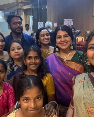 Swarnamalya Instagram - Sarasa Natya Mala - a celebration of our guru Kalaimamani K J Sarasa, fondly known as Sarasama. My dear friend and sister @kavitharamu performed. It was an emotionally pensive performance. Her choice of pieces were so sublime including the Illayaraja composition of Pudumaipittan song. Sarasalaya is home. And it eas so comforting to be home yesterday and watch my dearest friend and lovely artiste Kavi perform. As always @shanmughasundar has organised this year’s festival too so beautifully. Above all, we all know Sarasama is watching us from above with approval. We can almost hear her tongue-n-cheek comments❤️🙈