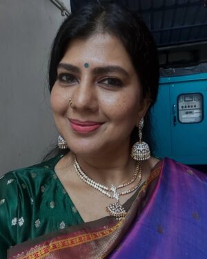 Swarnamalya Instagram - These pictures are to share the joy of wearing a beautiful beautiful beautiful double adigai by @sthree_creatives my friend Srimathi Mohan sent this to me with so much love. And I found the perfect occasion to wear it to my Guru Sarasama’s anniversary celebrations yday. It stood out, shining. I loved how it sat so perfectly on the neck and can’t wait to wear it again and again. Sthree is making amazing sarees and reviving traditions. The adigai left us mainly because of how it wouldn’t sit properly on the neck. But Srimathi’s work with master craftspeople has revived it to its rightful glory. I love it ❤️