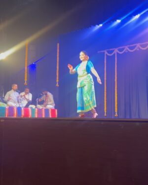 Swarnamalya Instagram - Sarasa Natya Mala - a celebration of our guru Kalaimamani K J Sarasa, fondly known as Sarasama. My dear friend and sister @kavitharamu performed. It was an emotionally pensive performance. Her choice of pieces were so sublime including the Illayaraja composition of Pudumaipittan song. Sarasalaya is home. And it eas so comforting to be home yesterday and watch my dearest friend and lovely artiste Kavi perform. As always @shanmughasundar has organised this year’s festival too so beautifully. Above all, we all know Sarasama is watching us from above with approval. We can almost hear her tongue-n-cheek comments❤️🙈