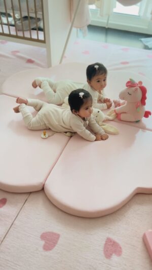 Swati Verma Instagram - Two little queens hanging with their unicorn bestie wearing @beauxdesert 🦄👑

@ezzro.middleeast playmat 😍

#TwinLife #TheNandaTwins