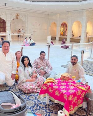 Swati Verma Instagram - What a special moment! Namkaran Sanskar Puja (Hindu Naming ceremony) done in Hindu Mandir Dubai 🙏🕉️✅ Thank you Pandit ji for such a beautiful moment for Vanessa & Valentina! 🥰👯‍♂️💞🍼 @thenandatwins

Outfits- @minime.organics