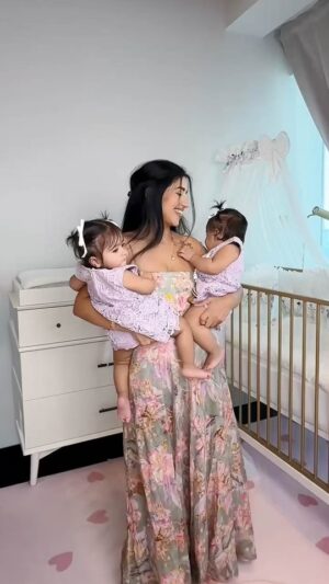 Swati Verma Instagram - Everyday, I'm in love with my adorable babies! 🥹❤ Making memories like this is the reason why I love being a mom. 💕

Outfits- @bibbitybobbityofficial 
#TheNandaTwins #Twinlife #motherhood