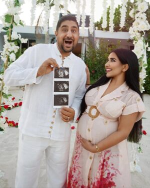 Swati Verma Instagram - 𝗧𝗪𝗜𝗡𝗦 on the way! 🤰🏻💞 Can you believe it? We're 𝗣𝗥𝗘𝗚𝗡𝗔𝗡𝗧 and life has decided to double our joy! 👶🏻👶🏻

At 𝟮𝟴 𝗪𝗘𝗘𝗞𝗦 today, we're on an extraordinary journey, a ride filled with new depths of 𝗘𝗫𝗖𝗜𝗧𝗘𝗠𝗘𝗡𝗧 and 𝗟𝗢𝗩𝗘.❤️ Big thanks to my amazing husband @vishy_nanda for being my rock 😘🙏🏻 

We're counting the days until our little miracles join this beautiful world 👯‍♂️🌍 

Get ready for a whirlwind of memorable moments, extraordinary experiences, and double the 𝗕𝗟𝗜𝗦𝗦. We can't wait to share this journey with you! 😍🫶🏻❤️

Follow our journey @thenandatwins

#28weekspregnant #twinpregnancy #doublethejoy #bignews #thenandatwins