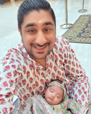 Swati Verma Instagram - What a special moment! Namkaran Sanskar Puja (Hindu Naming ceremony) done in Hindu Mandir Dubai 🙏🕉️✅ Thank you Pandit ji for such a beautiful moment for Vanessa & Valentina! 🥰👯‍♂️💞🍼 @thenandatwins

Outfits- @minime.organics