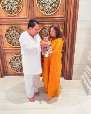 Swati Verma Instagram - What a special moment! Namkaran Sanskar Puja (Hindu Naming ceremony) done in Hindu Mandir Dubai 🙏🕉️✅ Thank you Pandit ji for such a beautiful moment for Vanessa & Valentina! 🥰👯‍♂️💞🍼 @thenandatwins

Outfits- @minime.organics