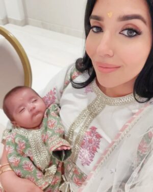 Swati Verma Instagram - What a special moment! Namkaran Sanskar Puja (Hindu Naming ceremony) done in Hindu Mandir Dubai 🙏🕉️✅ Thank you Pandit ji for such a beautiful moment for Vanessa & Valentina! 🥰👯‍♂️💞🍼 @thenandatwins

Outfits- @minime.organics