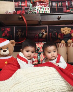 Swati Verma Instagram - Guess who’s who? 👶🏻👶🏻 👇🏻Our first Christmas cuddle! 🎄🎁🎅🏼 #TwinChallenge

📸- @almahastudio 
🎅🏼- @mamasandpapasme