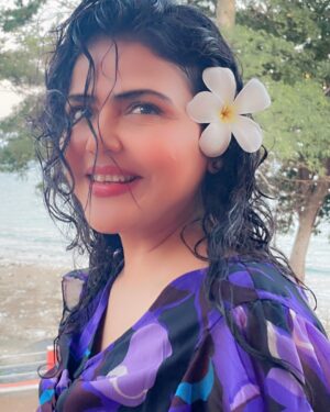 Sweta Singh Instagram - वो तो ख़ुश्बू है हवाओं में बिखर जाएगा 
मसला फूल का है, फूल किधर जाएगा 
(परवीन शाकिर)