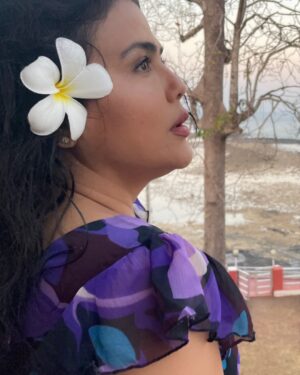Sweta Singh Instagram - वो तो ख़ुश्बू है हवाओं में बिखर जाएगा 
मसला फूल का है, फूल किधर जाएगा 
(परवीन शाकिर)