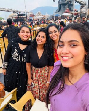 Syamantha Kiran Instagram - MahaShivarathri 2025 at the isha yoga centre! To a serene experience ☮️

Thank u @ananthi_rj for making this happen! And my Bhakti partner @pavithra.janani

@sruthi_shanmuga_priya @nakshathra.nagesh so lovely to meet u guys there ❤️