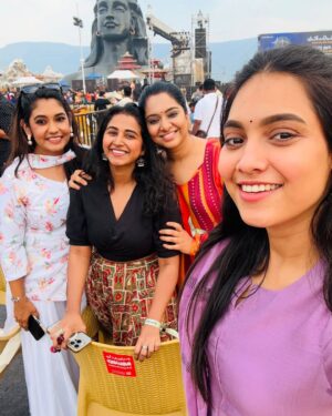 Syamantha Kiran Instagram - MahaShivarathri 2025 at the isha yoga centre! To a serene experience ☮️

Thank u @ananthi_rj for making this happen! And my Bhakti partner @pavithra.janani

@sruthi_shanmuga_priya @nakshathra.nagesh so lovely to meet u guys there ❤️