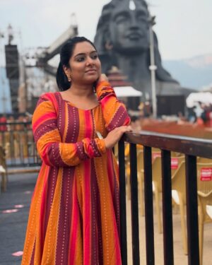 Syamantha Kiran Instagram - MahaShivarathri 2025 at the isha yoga centre! To a serene experience ☮️

Thank u @ananthi_rj for making this happen! And my Bhakti partner @pavithra.janani

@sruthi_shanmuga_priya @nakshathra.nagesh so lovely to meet u guys there ❤️