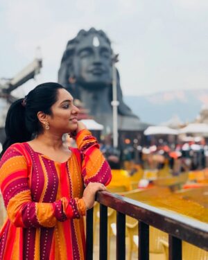 Syamantha Kiran Instagram - MahaShivarathri 2025 at the isha yoga centre! To a serene experience ☮️

Thank u @ananthi_rj for making this happen! And my Bhakti partner @pavithra.janani

@sruthi_shanmuga_priya @nakshathra.nagesh so lovely to meet u guys there ❤️