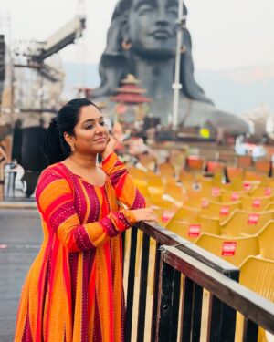 Syamantha Kiran Instagram - MahaShivarathri 2025 at the isha yoga centre! To a serene experience ☮️

Thank u @ananthi_rj for making this happen! And my Bhakti partner @pavithra.janani

@sruthi_shanmuga_priya @nakshathra.nagesh so lovely to meet u guys there ❤️