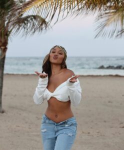 Actress Sydney Mitchell HD Photos and Wallpapers March 2025