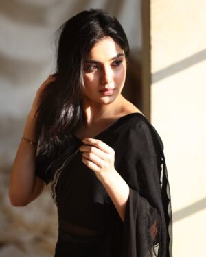 Syeda Tuba Anwar Instagram - 🖤✨ 

@rizwan.haq 
@umshabyuzmababar 
@astelbhatti 
@aun.mm 
@mindmapcomms 

#tubaanwar