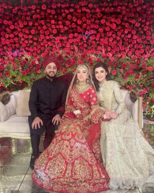 Syeda Tuba Anwar Instagram - About last night from Arisha’s wedding ♥️ MashaAllah 
May Allah pak give you every happiness of the world Aameen @arisharazikhan.official love you my doll 😘

Makeup @sanoberyasir 
Styling @_hassanabdullah @stylebyhassan 
Wearing @mysiebytahira 

#arisharazikhan #tubaanwar #arishagotdullah