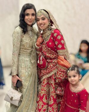 Syeda Tuba Anwar Instagram - About last night from Arisha’s wedding ♥️ MashaAllah 
May Allah pak give you every happiness of the world Aameen @arisharazikhan.official love you my doll 😘

Makeup @sanoberyasir 
Styling @_hassanabdullah @stylebyhassan 
Wearing @mysiebytahira 

#arisharazikhan #tubaanwar #arishagotdullah