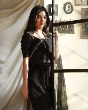 Syeda Tuba Anwar Instagram - 🖤✨ 

@rizwan.haq 
@umshabyuzmababar 
@astelbhatti 
@aun.mm 
@mindmapcomms 

#tubaanwar