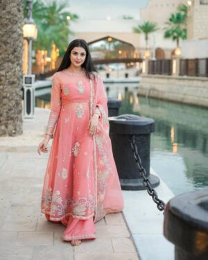 Syeda Tuba Anwar Instagram - عید اور امارات🧡

👗@khakaa.official @stylebykiranraza 
📷 @letsmediasolution 
💎 @bukhari_accessories 

#tubaanwar #eidmubarak