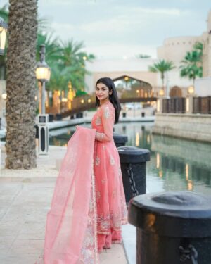 Syeda Tuba Anwar Instagram - عید اور امارات🧡

👗@khakaa.official @stylebykiranraza 
📷 @letsmediasolution 
💎 @bukhari_accessories 

#tubaanwar #eidmubarak