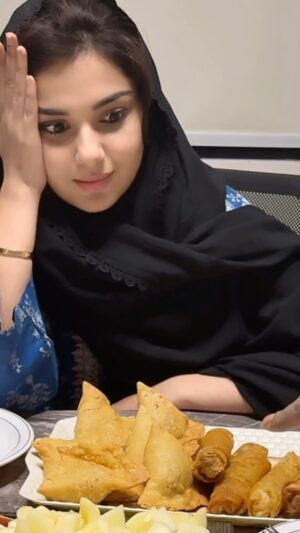 Syeda Tuba Anwar Instagram - Kal se apne kamre mein Iftar 👍🏻

#tubaanwar