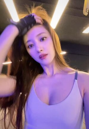 Sylvia Hsieh Instagram - 認真運動了兩個月
想說來拍個漂亮的紀錄📝
看起來都不錯啊～😌
結果最後…
那是什麼😂
但我還是會繼續吃
因為也會繼續動
健康就好佛系運動 🙏

#腰內肉 #佛系人生