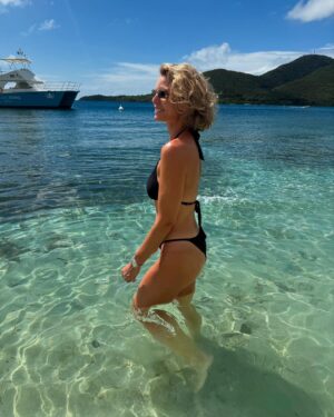 Sylvie Tellier Instagram - 💙Une semaine incroyable aux Antilles ✨ Soleil, mer turquoise et moments en famille… On vient de poser nos valises en Martinique pour finir le voyage en beauté ! 🌴
Sur la dernière photo, découvre quelle était mon escale coup de cœur ! Et dites-moi en commentaire, si vous aimeriez faire croisière un jour ? #caraibes #vacances #family #cruise