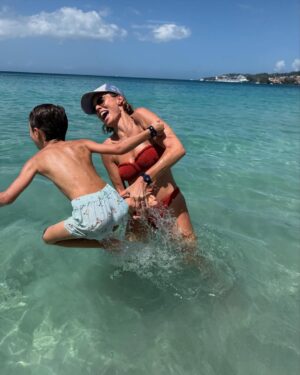 Sylvie Tellier Instagram - 💙Une semaine incroyable aux Antilles ✨ Soleil, mer turquoise et moments en famille… On vient de poser nos valises en Martinique pour finir le voyage en beauté ! 🌴
Sur la dernière photo, découvre quelle était mon escale coup de cœur ! Et dites-moi en commentaire, si vous aimeriez faire croisière un jour ? #caraibes #vacances #family #cruise