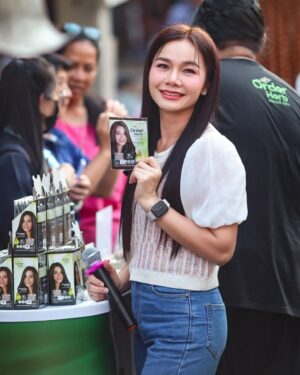 Tai Orathai Instagram - เมื่อวานไปออกบู๊ท Order Herb ที่ตลาดประเสริฐพร นิคมฯนวนคร กับชุมชนพ่อแม่พี่น้องหนุ่มสาวโรงงาน สนุกมากกก ได้ประสบการณ์ใหม่ๆ ได้กำลังใจในฐานะศิลปิน ได้รับการสนับสนุนธุรกิจใหม่ของต่ายด้วย บรรยากาศที่ตลาดเมื่อวานนี้ทำให้ต่ายนึกถึงตัวเองในวันที่เคยเป็นสาวโรงงานมาก่อนด้วย ที่ต่ายสู้ไม่เคยถอยและเต็มที่ ก็เพราะเราเคยทำงานหนักมาตั้งแต่เด็กๆนี่แหล่ะค่ะ อยากเป็นกำลังใจให้ทุกคนนะคะ
ทุกครั้งที่ออกไปตั้งบู๊ท เป้าหมายที่เราวางไว้คือตัวเลข แน่นอนว่าปัจจัยหลายๆอย่าง มันมีส่วนที่ทำให้เราได้มันมา
ถึงเป้าบ้าง ไม่ถึงเป้าบ้าง แต่สิ่งที่ได้คือประสบการณ์หน้างานล้วนๆ ทุกคนได้รู้ได้เห็นสินค้า Order Herb ของต่ายมากขึ้น และได้รู้ว่าหาซื้อได้จากช่องทางไหนได้อีกบ้าง อันนี้คือเป้าหมายสูงสุดของเราค่ะ 
.,,
จากหมื่น สองหมื่น ไปหาหลักแสน ไปหาหลักล้าน มันจะบ่ได้เลยบ้อ ( เราเองกะอยากจะรู้แบบไม่จบไม่สิ้นเหมือนกันนะเนี่ยะ )

#orderherb
#ออเดอร์เฮิร์บ
#ต่ายอรทัย
#taiorathai